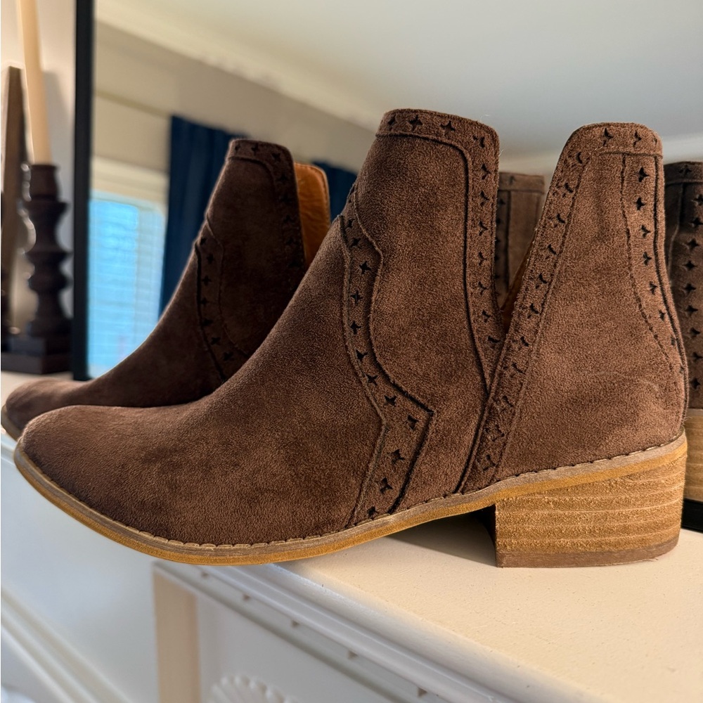Mi.iM Brown Suede Star-Perforated Ankle Booties